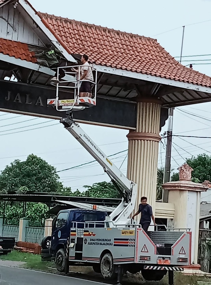 9 Tahun Atap Tugu Perbatasan Majalengka-Cirebon Baru Diperbaiki