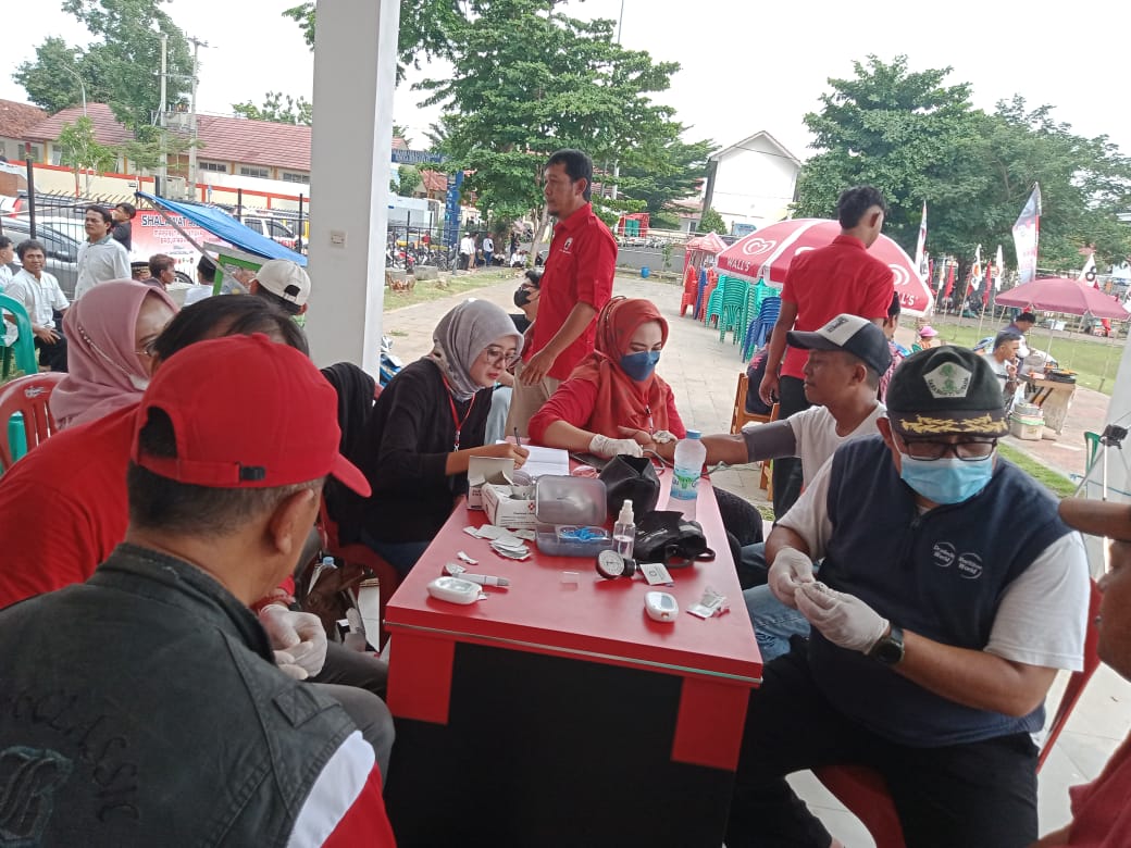 Gerakan Muda Karna – Koko  Test  Kesehatan  Gratis, Warnai Kampanye Akbar  Nomor 02 di Lapangan  GGM