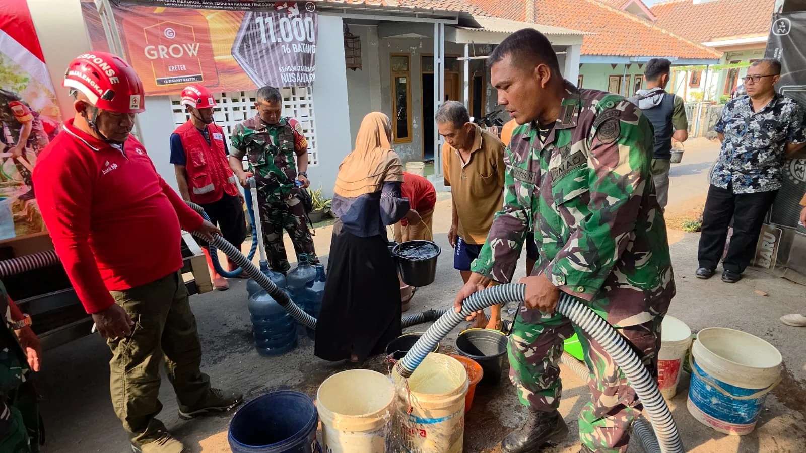 Kemarau Panjang, Warga Cijati Majalengka Dapat Bantuan Air Bersih dari TNI, Polri dan PMI