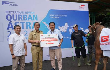 Berbagi Kebahagiaan Momentum Idul Adha, Daihatsu Bagikan Hewan Kurban ke Masyarakat di Jakarta dan Karawang