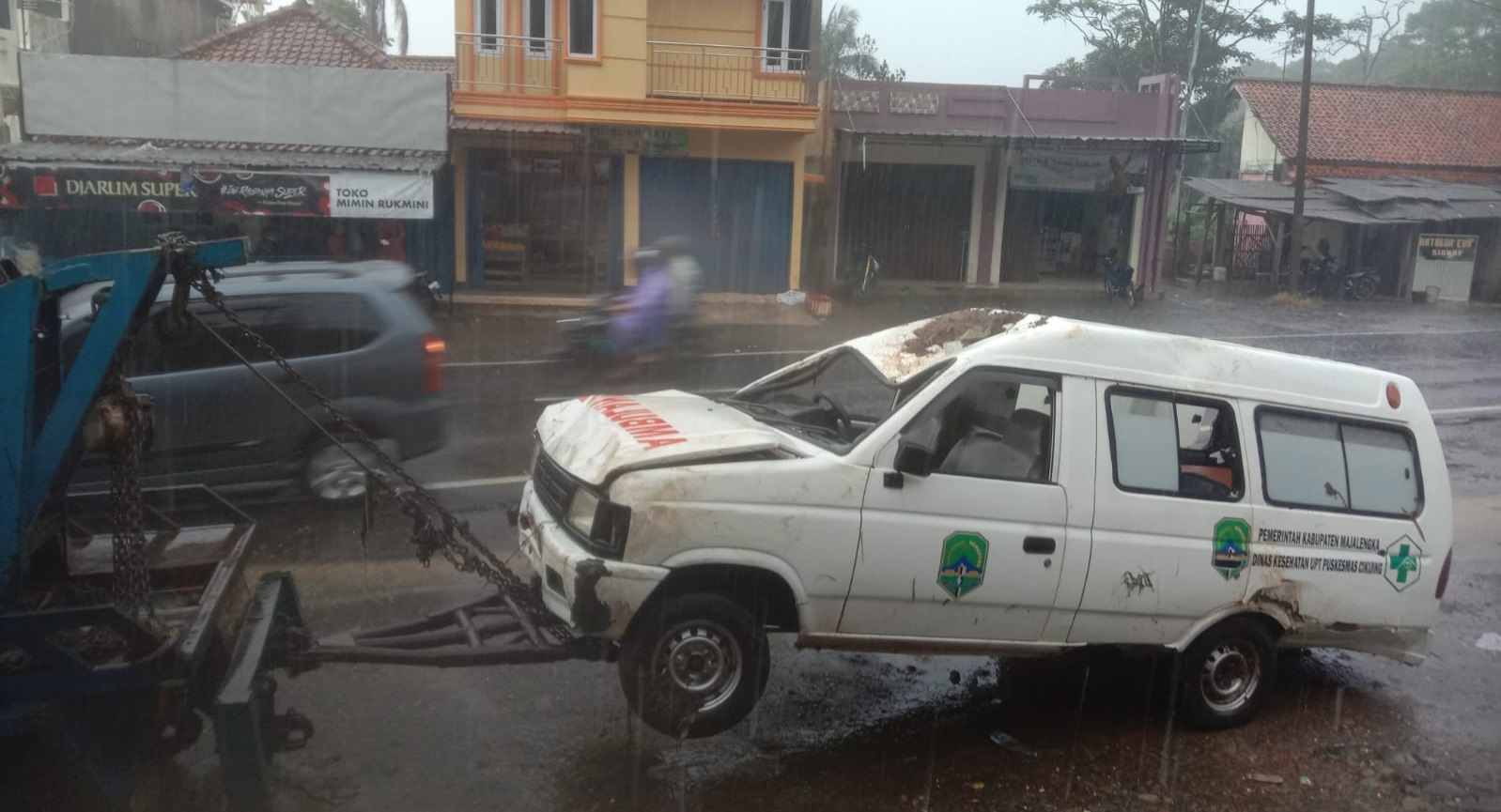 Mobil Ambulans Terjun ke Jurang, Hindari Dua Motor  yang Melaju Kencang 