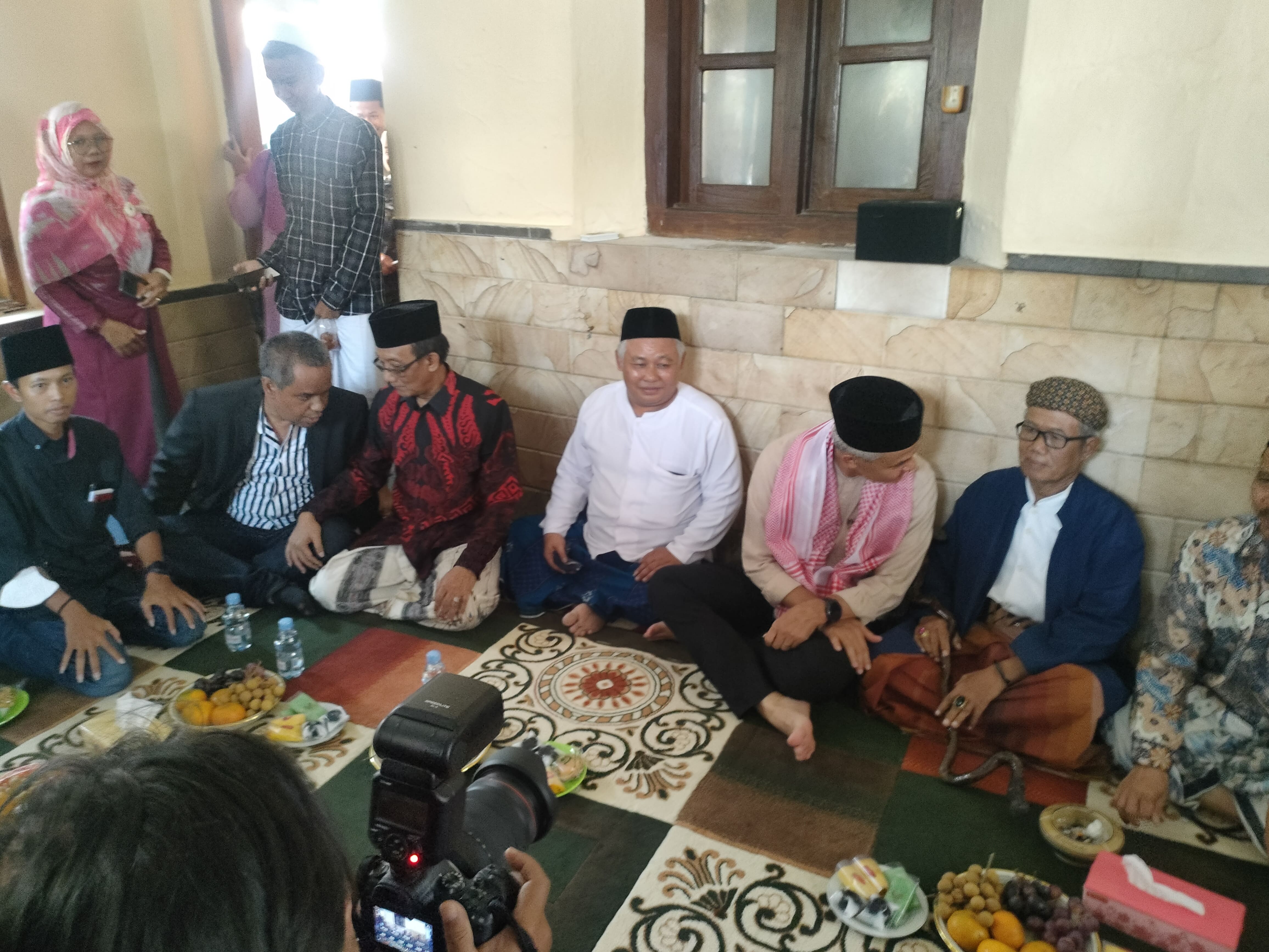 Ganjar Pranowo Terima Keluhan Kades Cirebon di Pondok Pesantren yang Berusia 200 Tahun 
