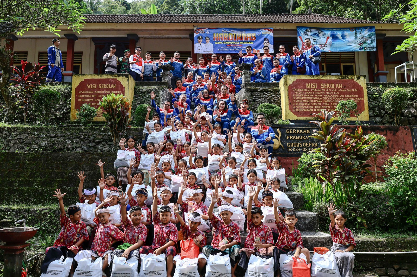 Komisaris Pertamina Tanamkan Semangat Belajar dan Nasionalisme kepada Siswa Karangasem