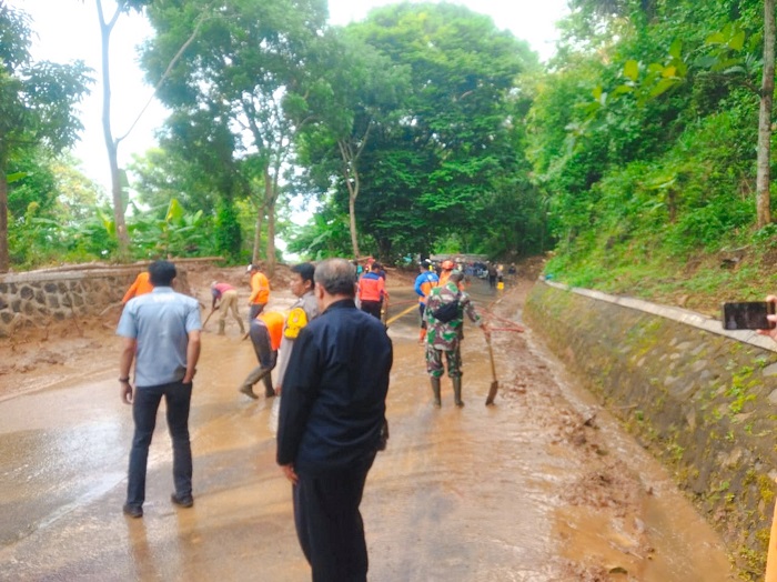 Akibat Longsor, Jalan Majalengka-Kuningan via Cikijing Masih Ditutup