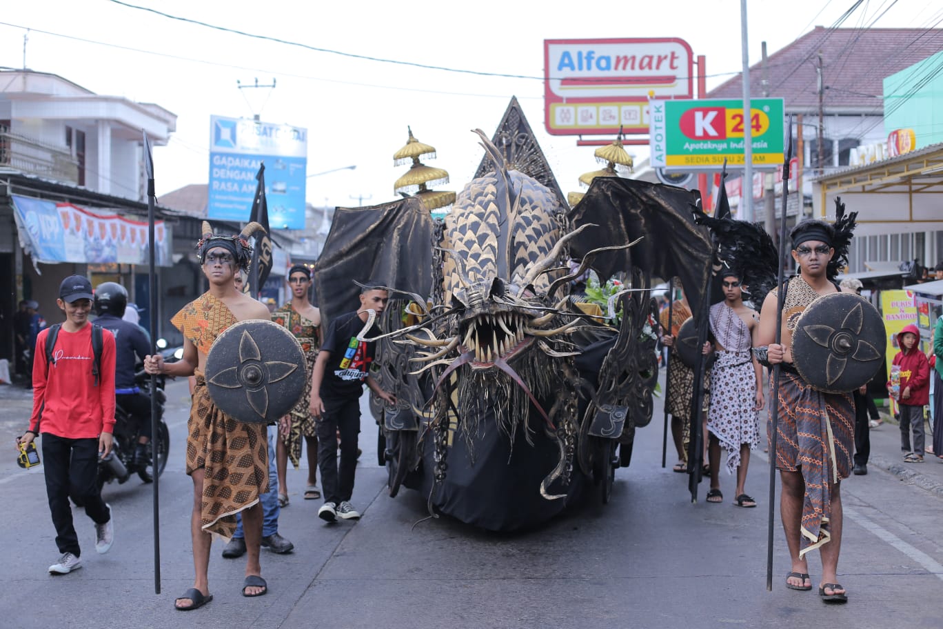 Oxsa Bikin Kereta Kencana Jadi Juara Karnaval 