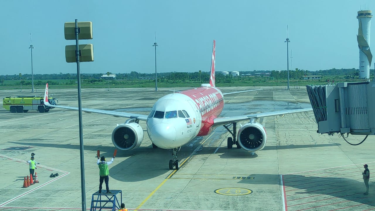 5 Fakta Penerbangan Perdana AirAsia di Bandara Kertajati, Pesawat Hampir Penuh, Bawa 125 Penumpang Ke Malaysia