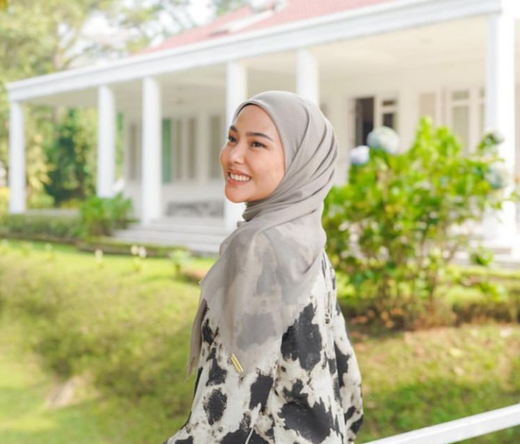 Hindari Warna-warna Ini! 7 Warna Hijab yang Bikin Wajah Kusam