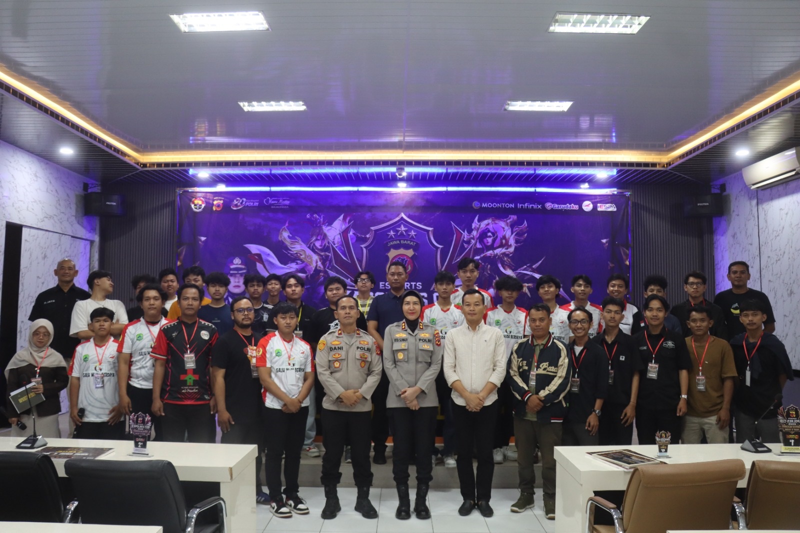 Kapolres Majalengka Serahkan Penghargaan Pemenang Turnamen Mobile Legends Kapolres Cup