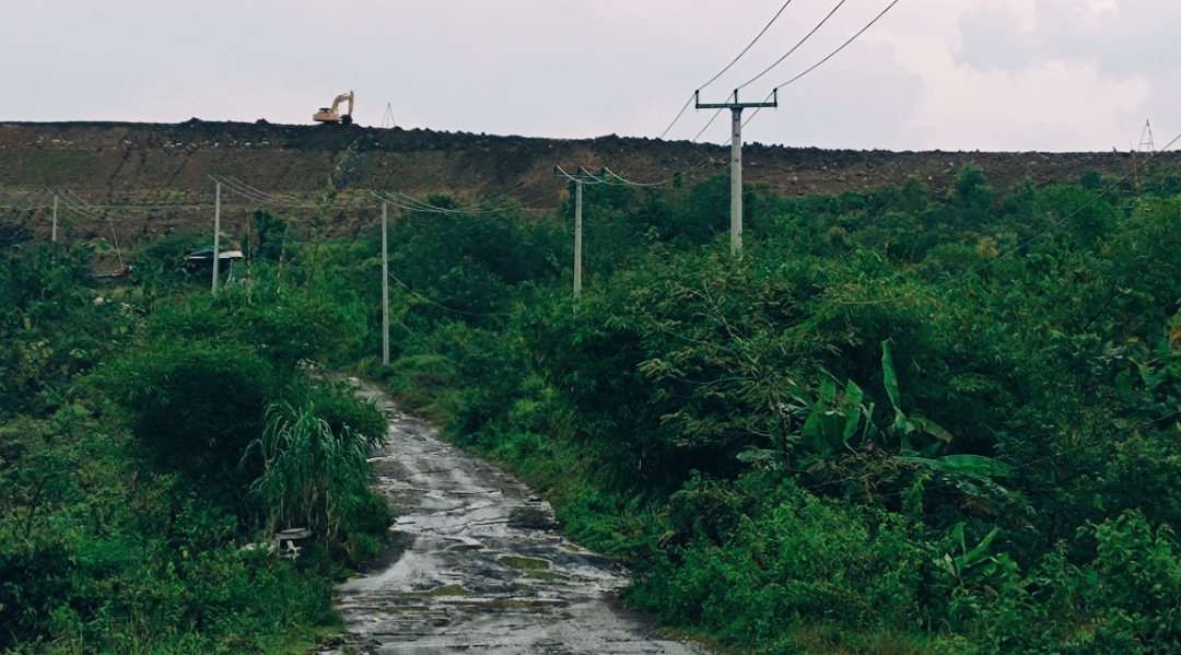 TINGGI BANGET, Potret Tebing TOL CISUMDAWU di Desa Cipelang Arah Majalengka, Seperti Tanggul Raksasa