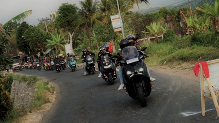 Ratusan Biker Maxi Yamaha Nikmati Eksotisme Sunset di Pantai Bali Utara