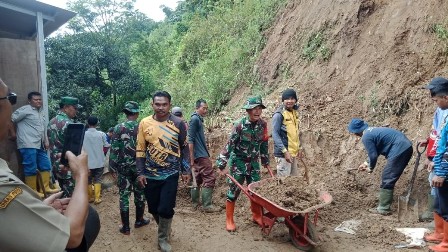 Akibat Longsor, Koramil 1706 Bantarujeg Buka Akses Jalan untuk Kendaraan Roda Empat