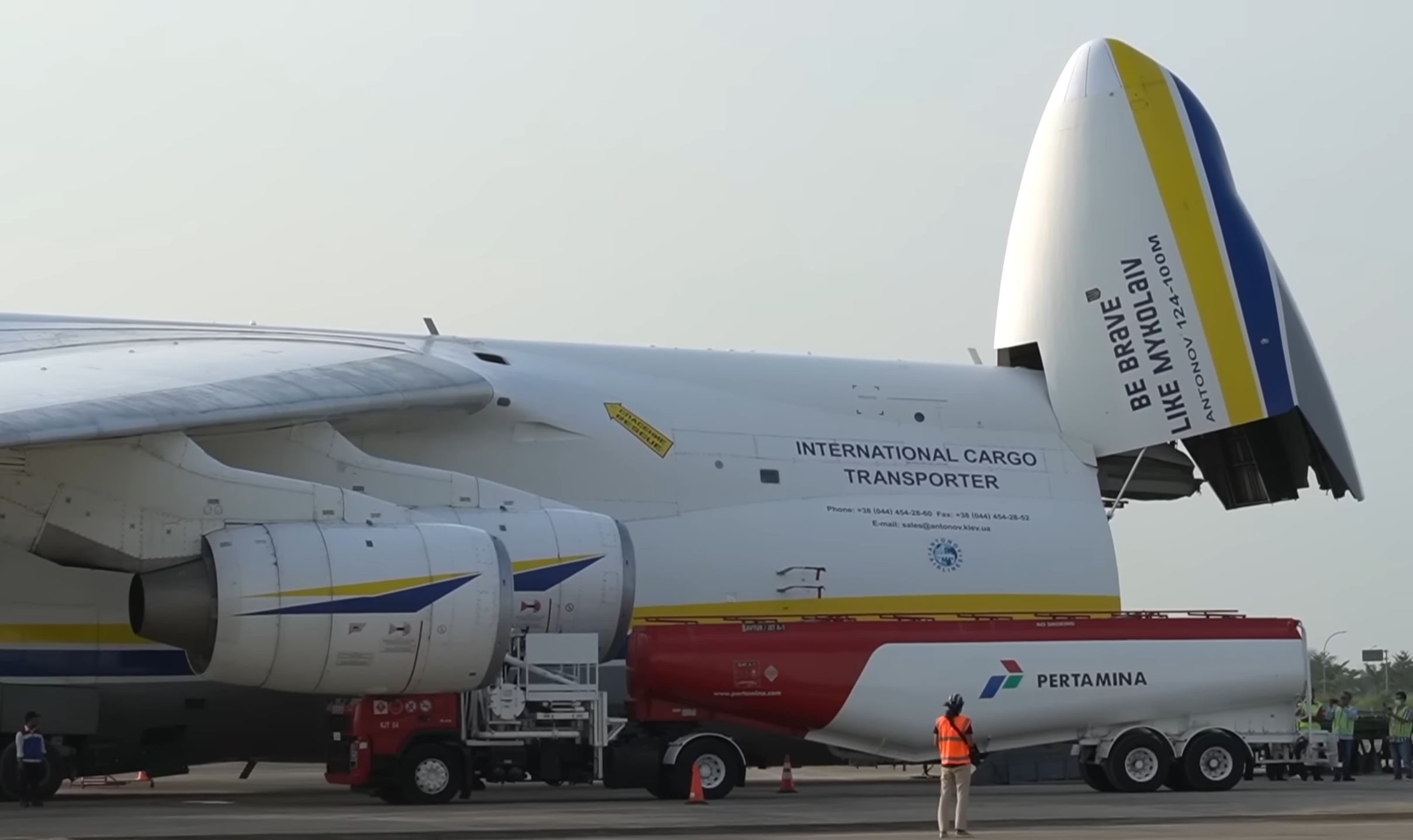 Saat Pesawat Antonov AN-124 Isi BBM di Bandara Kertajati Majalengka, Tangki Pertamina Merapat