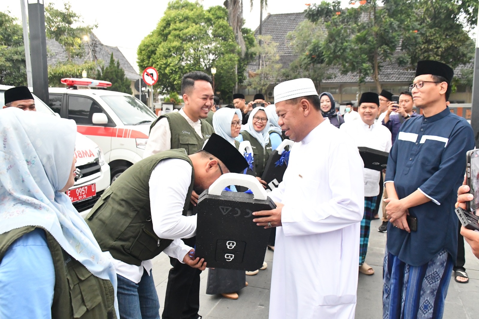 Bupati Eman Suherman Serahkan Tujuh Unit Ambulans untuk Puskesmas