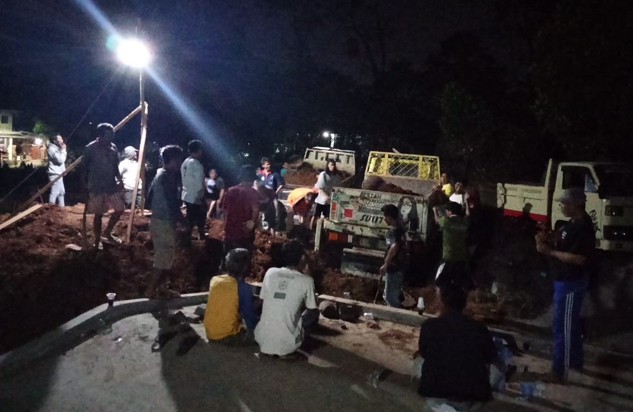 Melongok Perjuangan Masyarakat Sindangwangi Sambut MTQ Rela Kerja Malam Timbun Lapangan berlubang