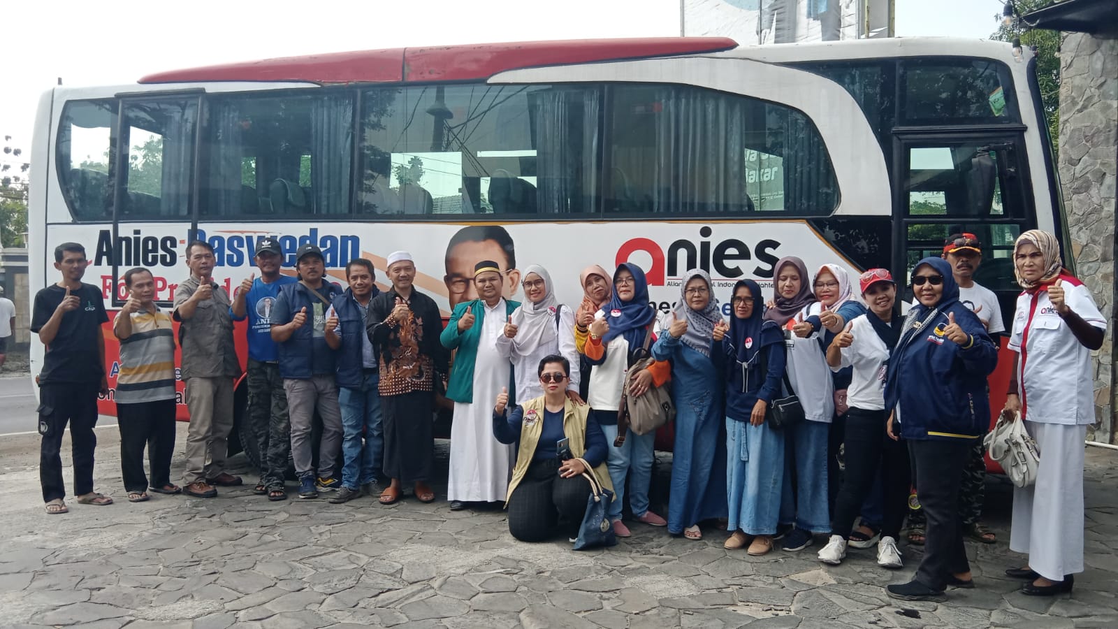 Pejuang Anies Sosialisasi Pake Bus, Kunjungi Pasar Ikan dan Pontren Saung Balong Al Barokah  
