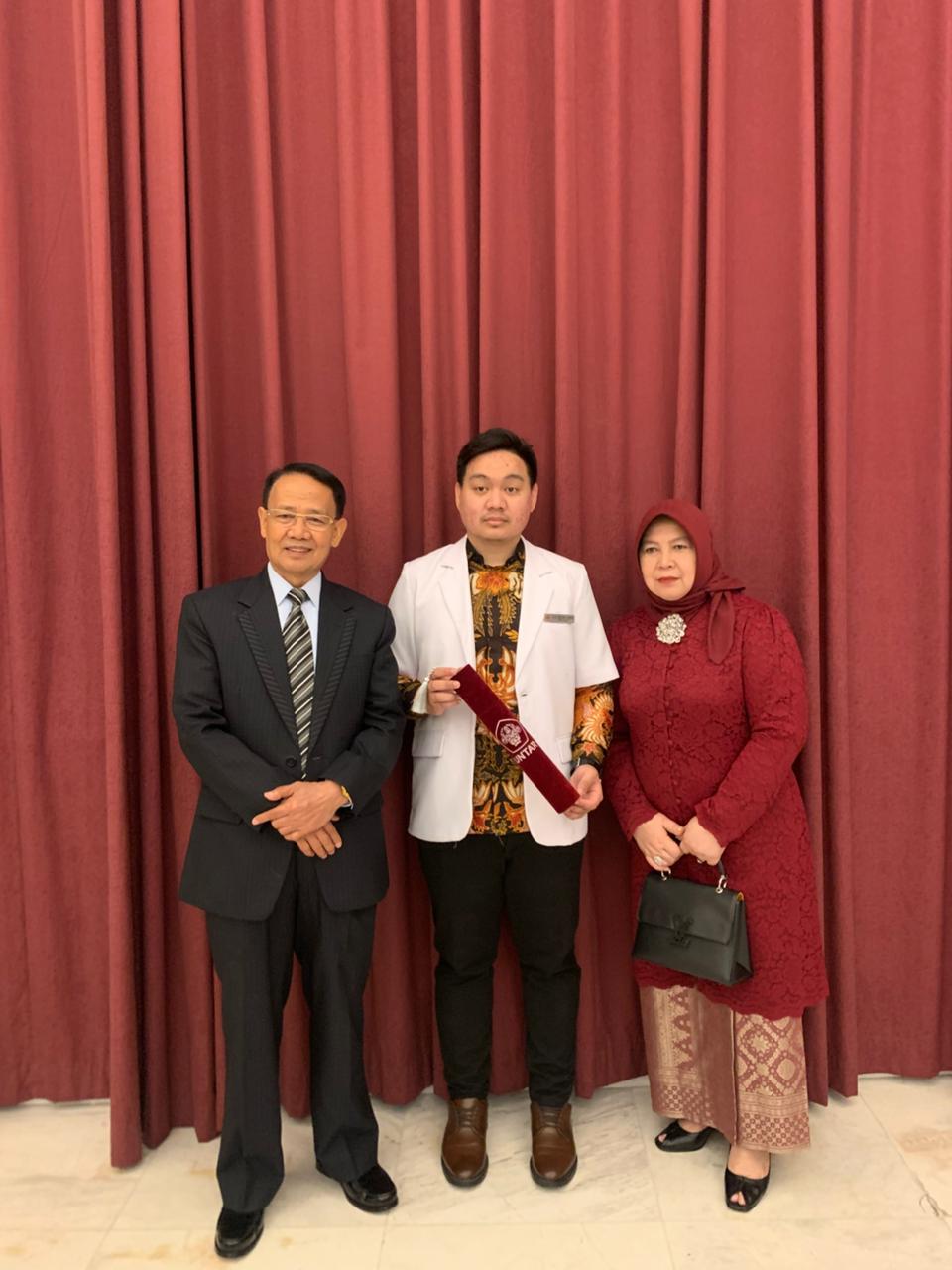 Bertepatan HUT ke-186 Majalengka, Anak Karna Sobahi Raih Gelar Dokter