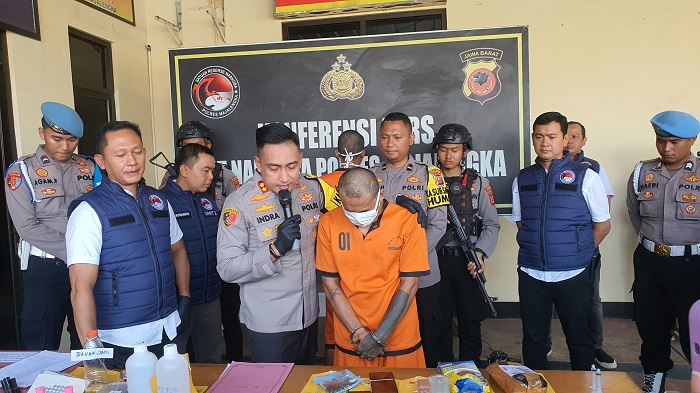 MANTAP! Polisi Bongkar Industri Rumahan Bahan Baku Tembakau Sintetis