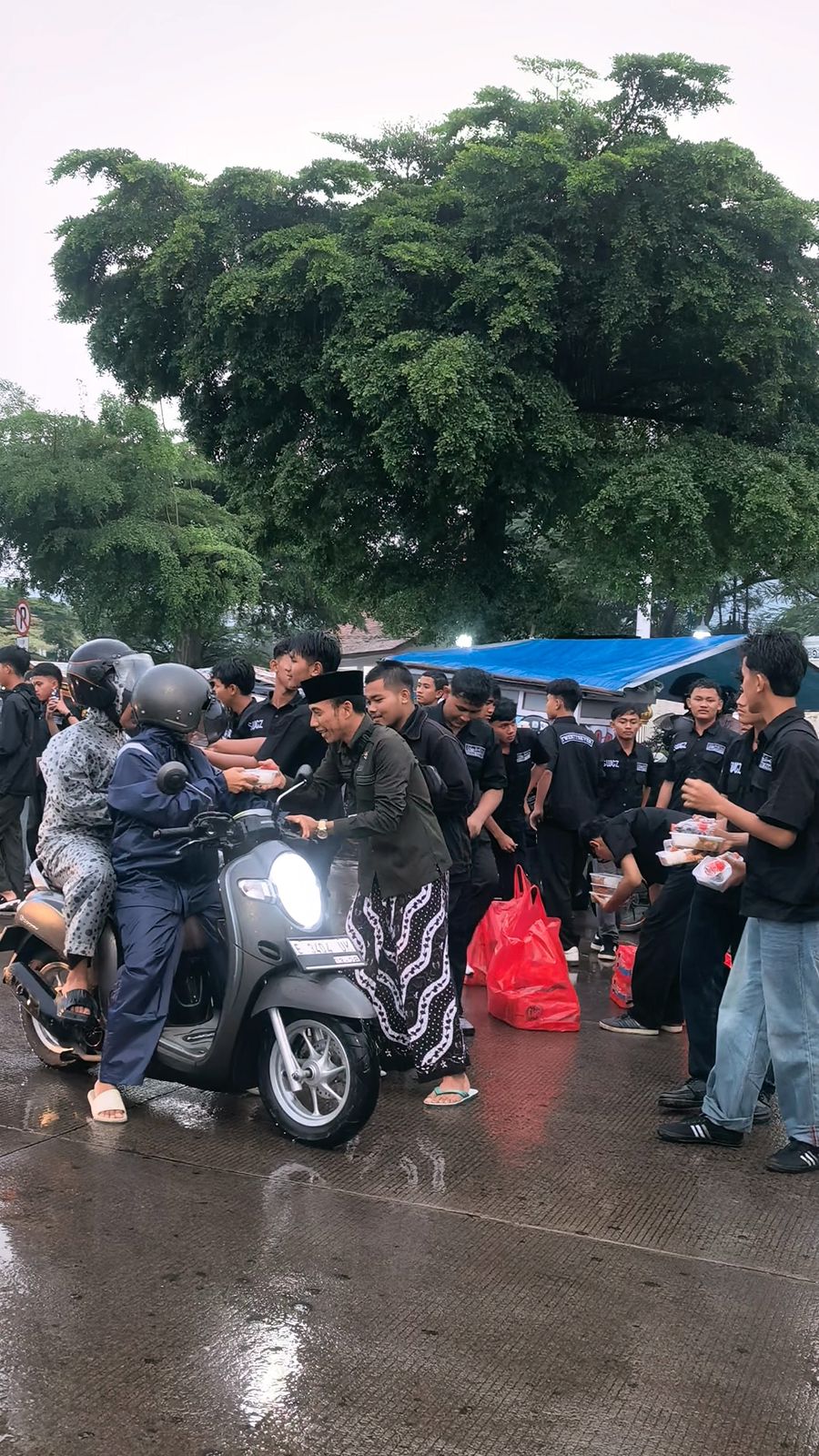 Aksi Sosial Ramadhan di Majalengka, Gus Hishnu Basyaiban Bagikan 2.000 Takjil Rice Bowl