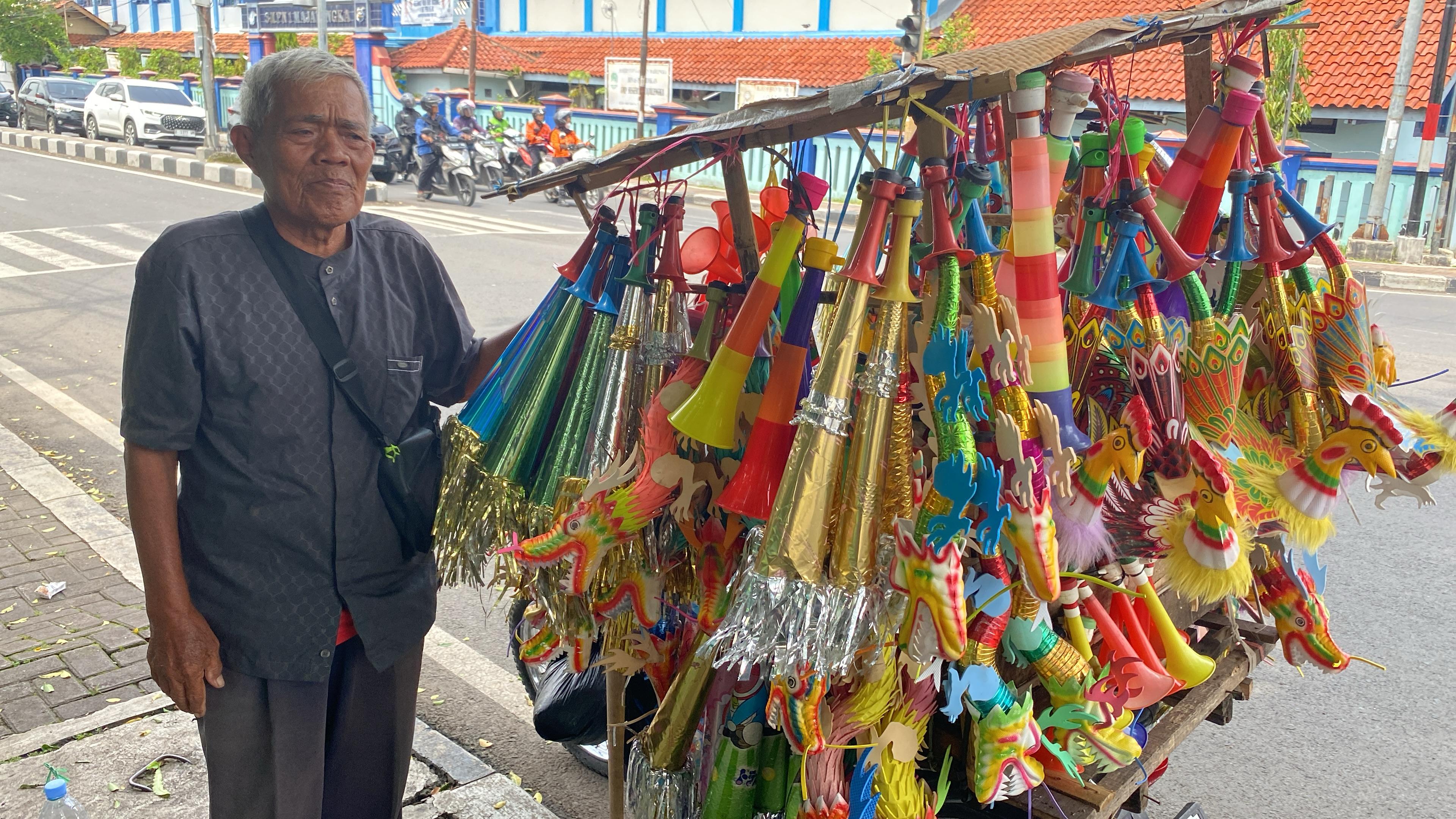 Jelang Tahun Baru 2026, Penjual Terompet Sepi Pembeli