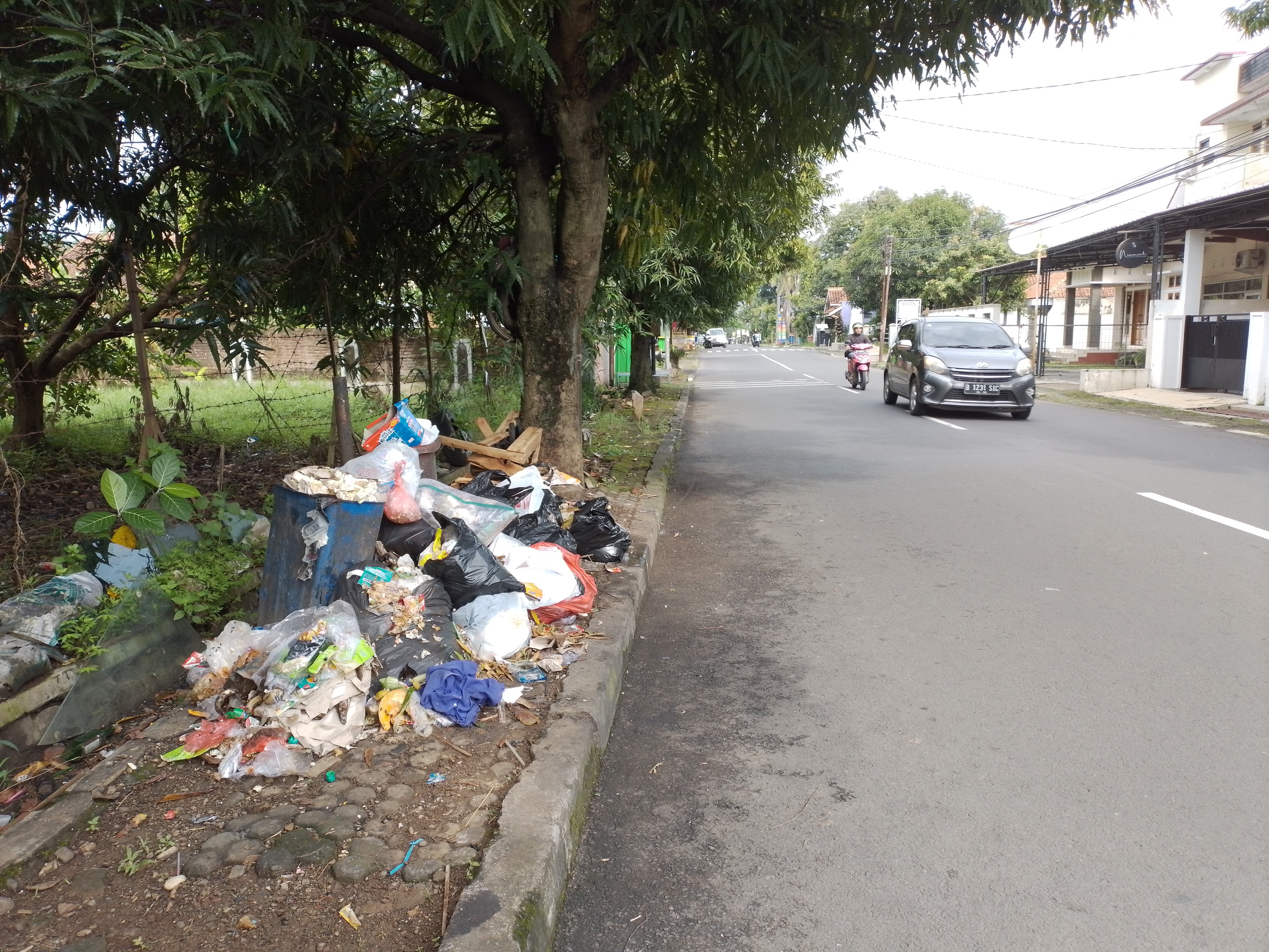 Sampah di Trotoar Jalan Siti Armilah Menumpuk