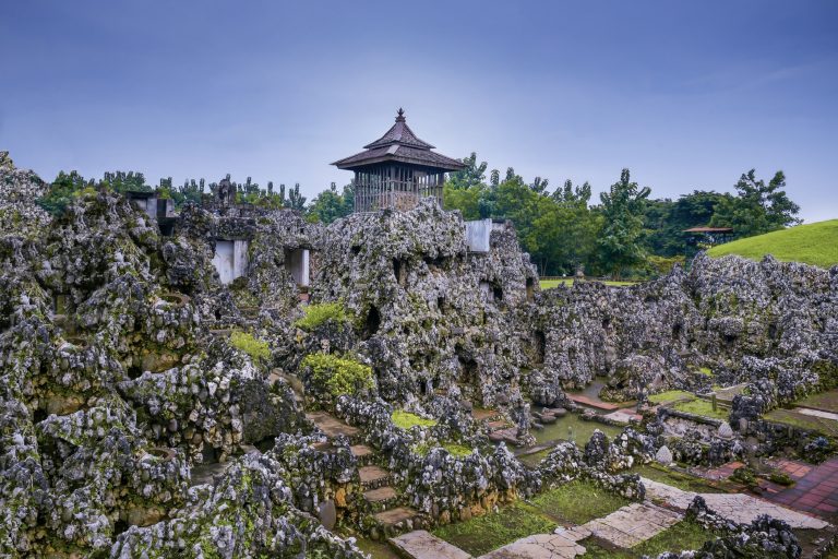 Taman Sari Gua Sunyaragi Cirebon: Perpaduan Taman Air dan Situs Sejarah