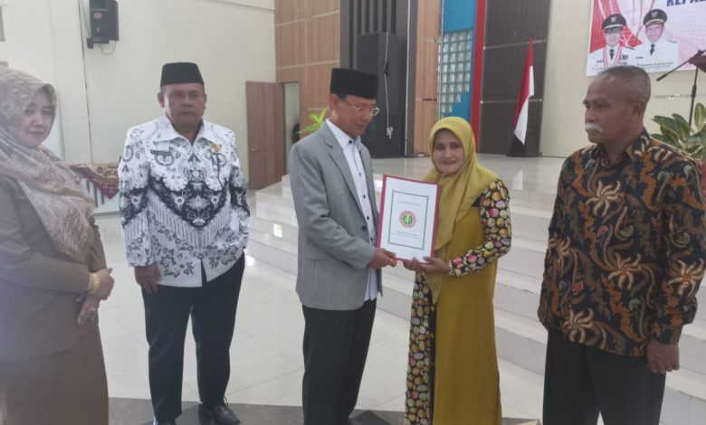 PGRI Santuni Ratusan Pensiunan Guru 