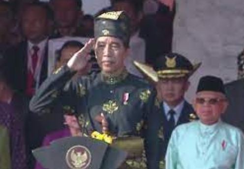 Peringati Lahirnya Pancasila, Jokowi Pimpin Upacara Kenakan Busana Adat Kesultanan Deli