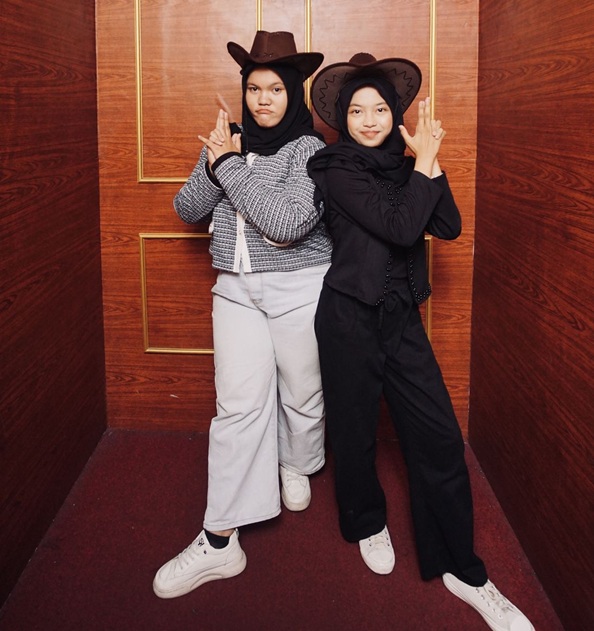 Cobain Yuk Kumpulan Prompt Gemini AI dengan Konsep Wanita Hijab di Studio Foto, Dapatkan Hasil Cinematik