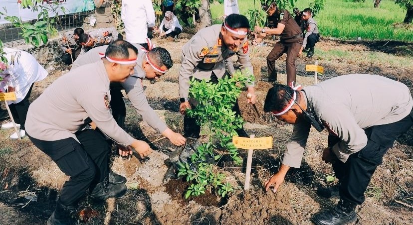 Cegah Perubahan Iklim dan Melestarikan Lingkungan, Polres Gelar Aksi Tanam Pohon 