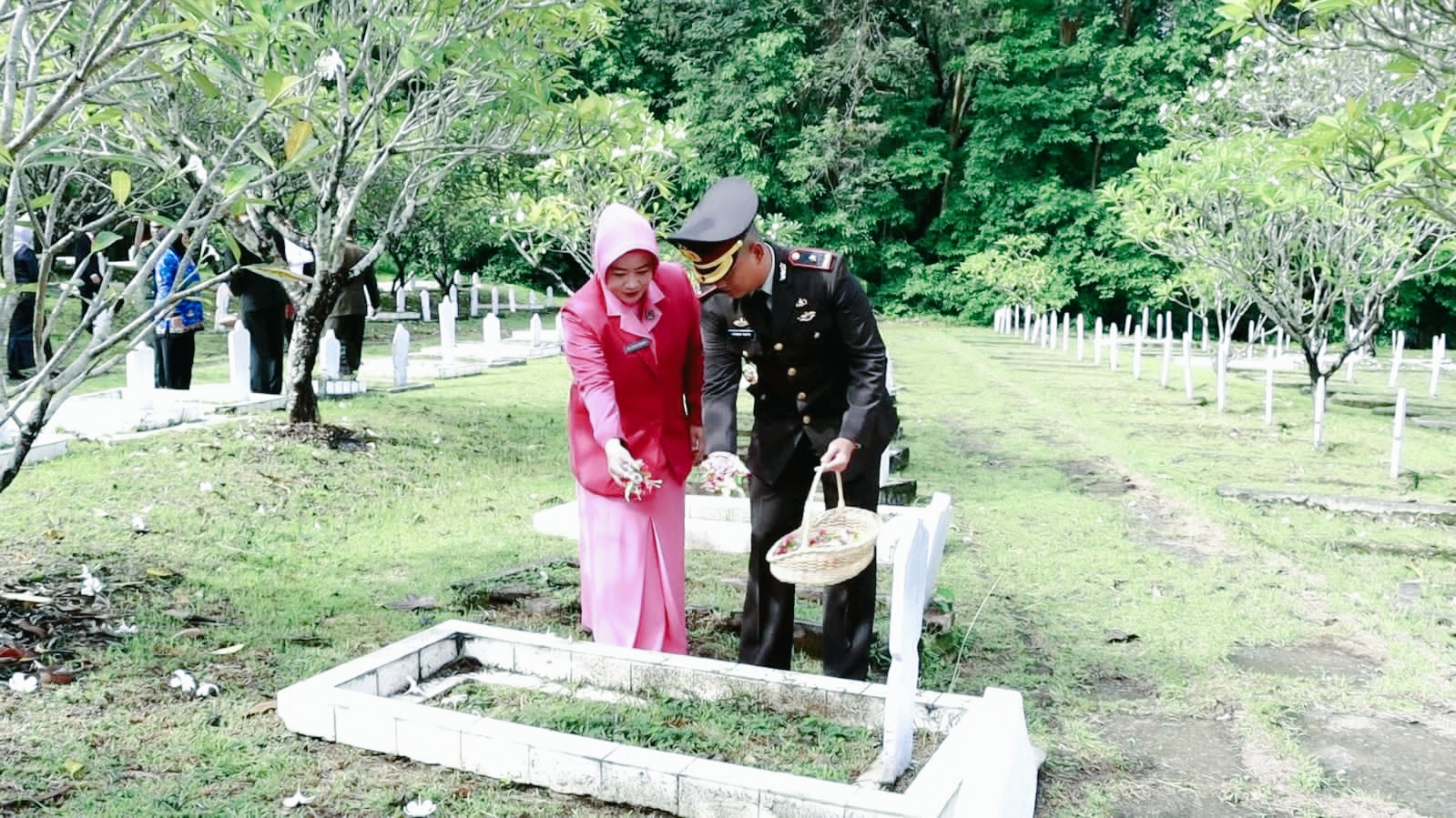 Forkopimda Tabur Bunga di TMP Sawala 