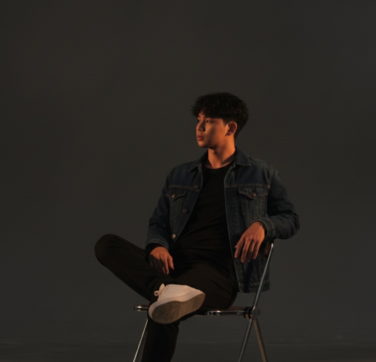 Percakap Diri Sendiri dengan Prompt AI Gemini Edit Foto Studio Hasilnya Mirip dengan yang Asli, Ini Caranya