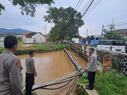 Polsek Cikijing Cek Lokasi Rawan Banjir