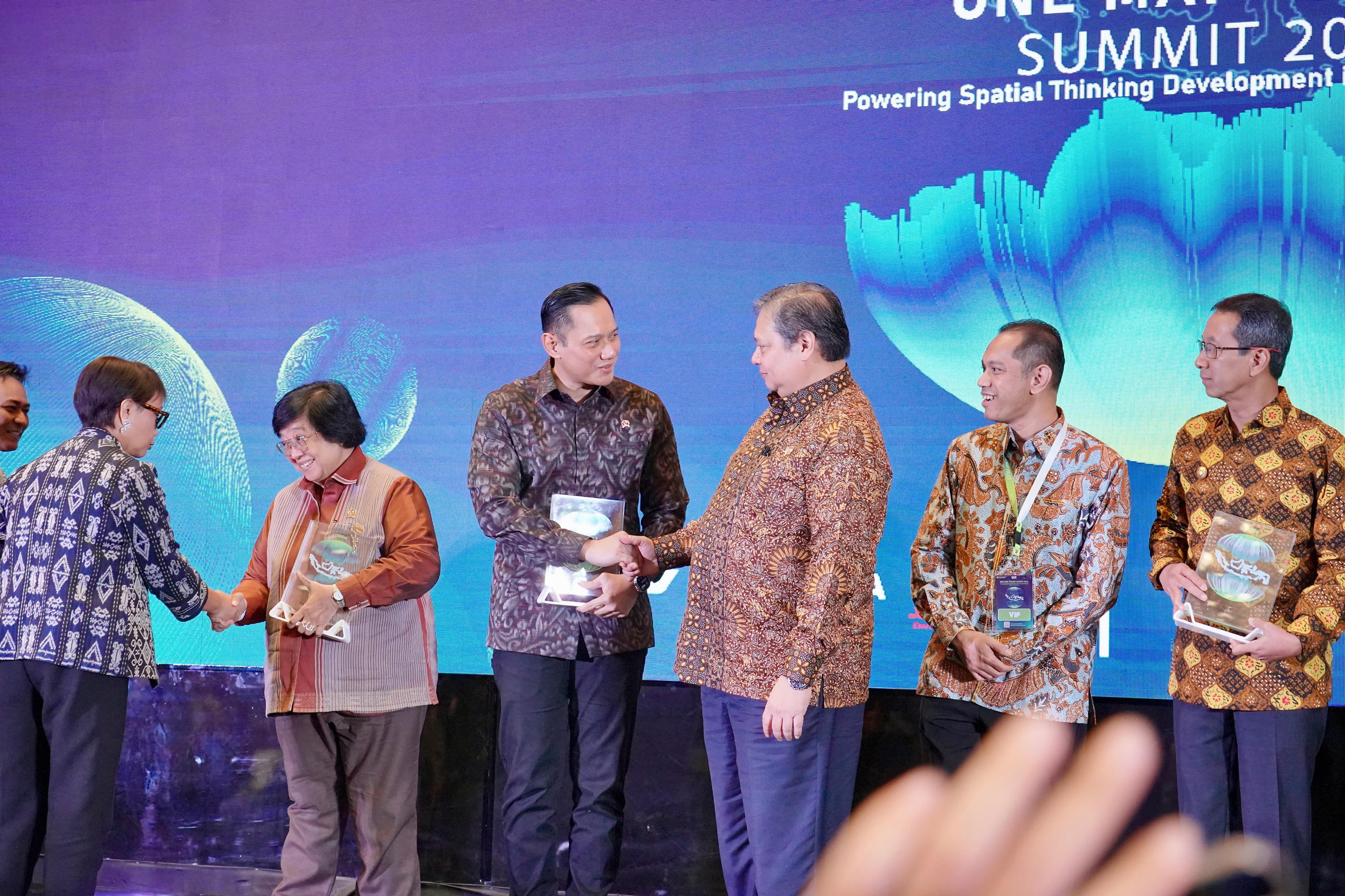  Menteri AHY Terima Penghargaan Anugerah One Map Policy