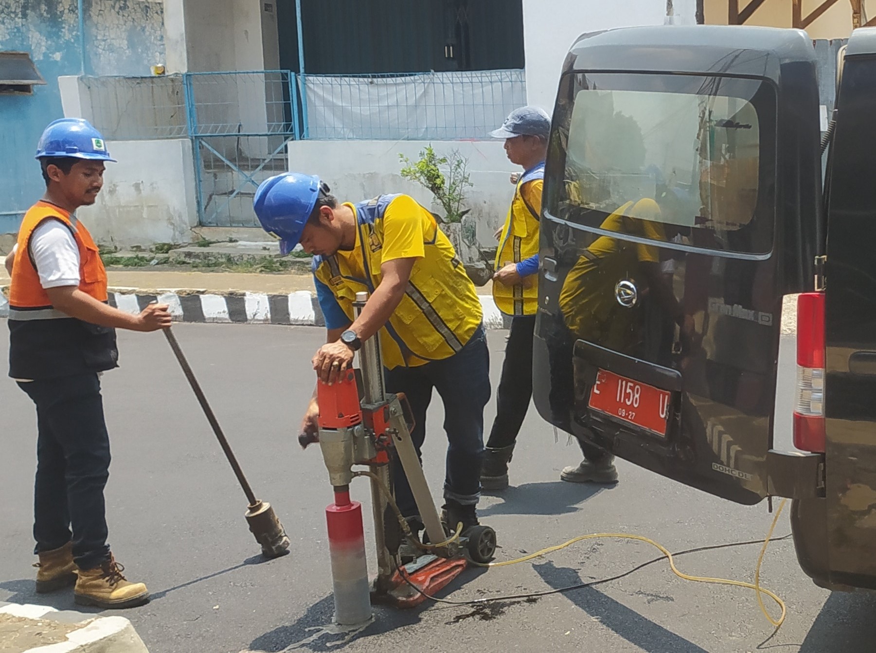 Petugas PUTR Lakukan Pengecekan Ketebalan Jalan Hasil Rehab 