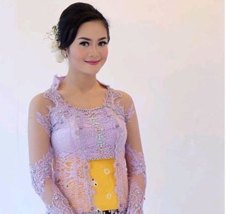 Gak Pede Pakai Kebaya Karena Punya Bahu Lebar? Coba 4 Rekomendasi Kebaya ini Biar Makin Cantik++