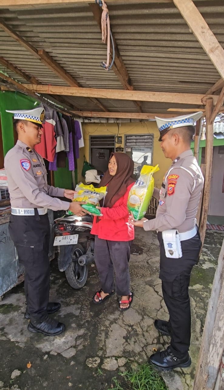 Polisi Salurkan Bantuan Sosial bagi Masyarakat