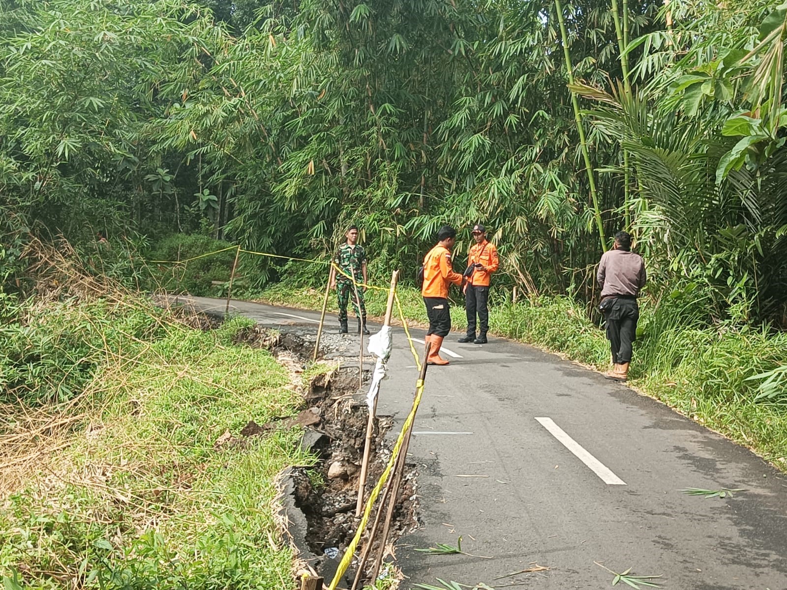 Terjadi Pergeseran Tanah, Jalan Penghubung Desa Cikeusik dan Bayureja Ambles 