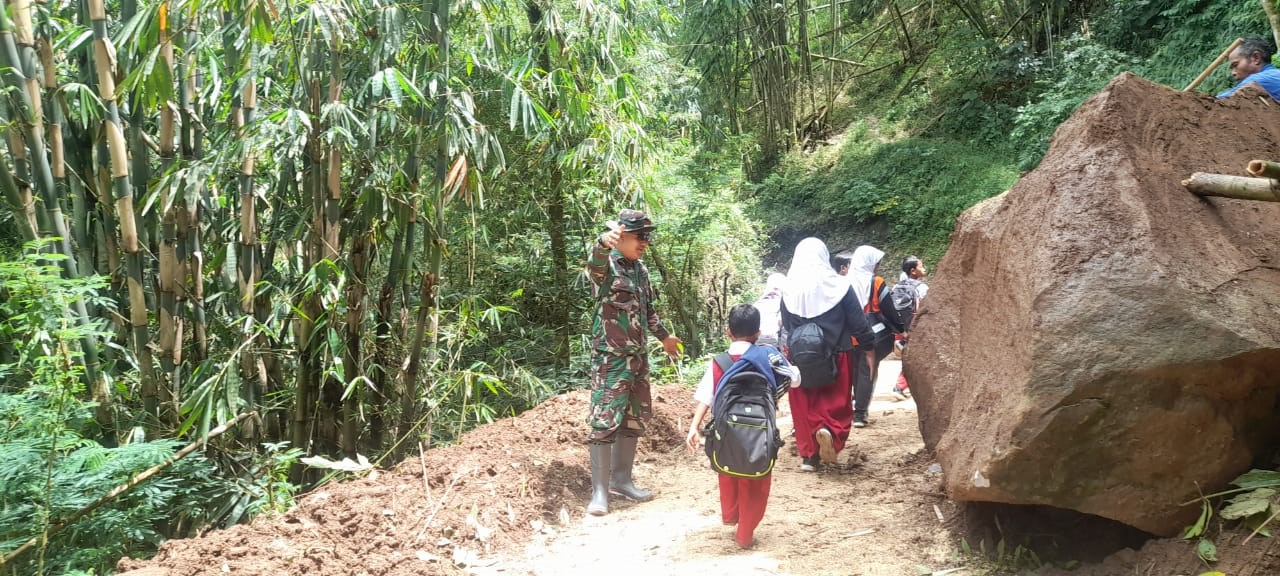 Batu Sebesar Mobil Menutup Jalan Pasir Wangi - Cikijing Majalengka, Jatuh karena Longsor