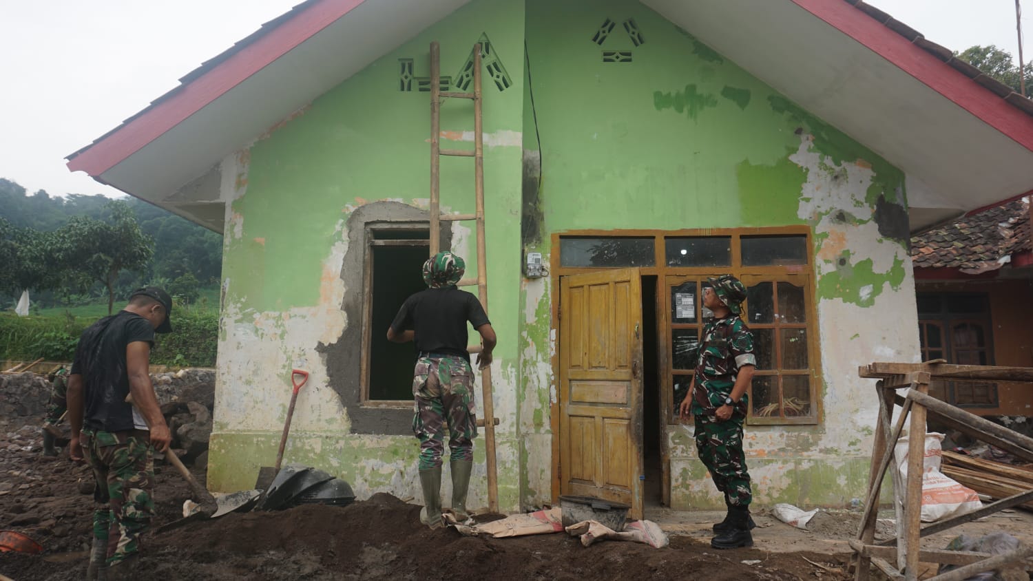 Ramadhan, Satgas TMMD 127 Kodim Majalengka Kebutan Rutilahu Rohman di Sindangwangi