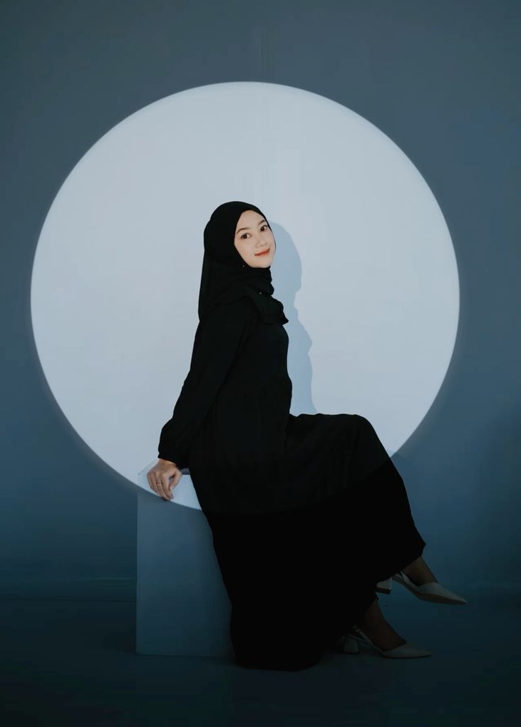 Tak Terlihat Seperti Editan, Berikut Kumpulan Prompt Gemini AI Foto Wanita Hijab dengan Konsep Studio Foto 