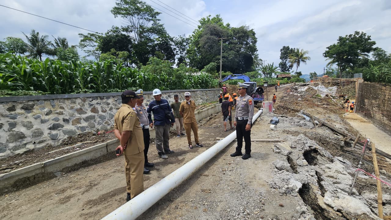 Polisi Awasi Ketat Perbaikan Jalan Ambles di Ruas Talaga–Bantarujeg