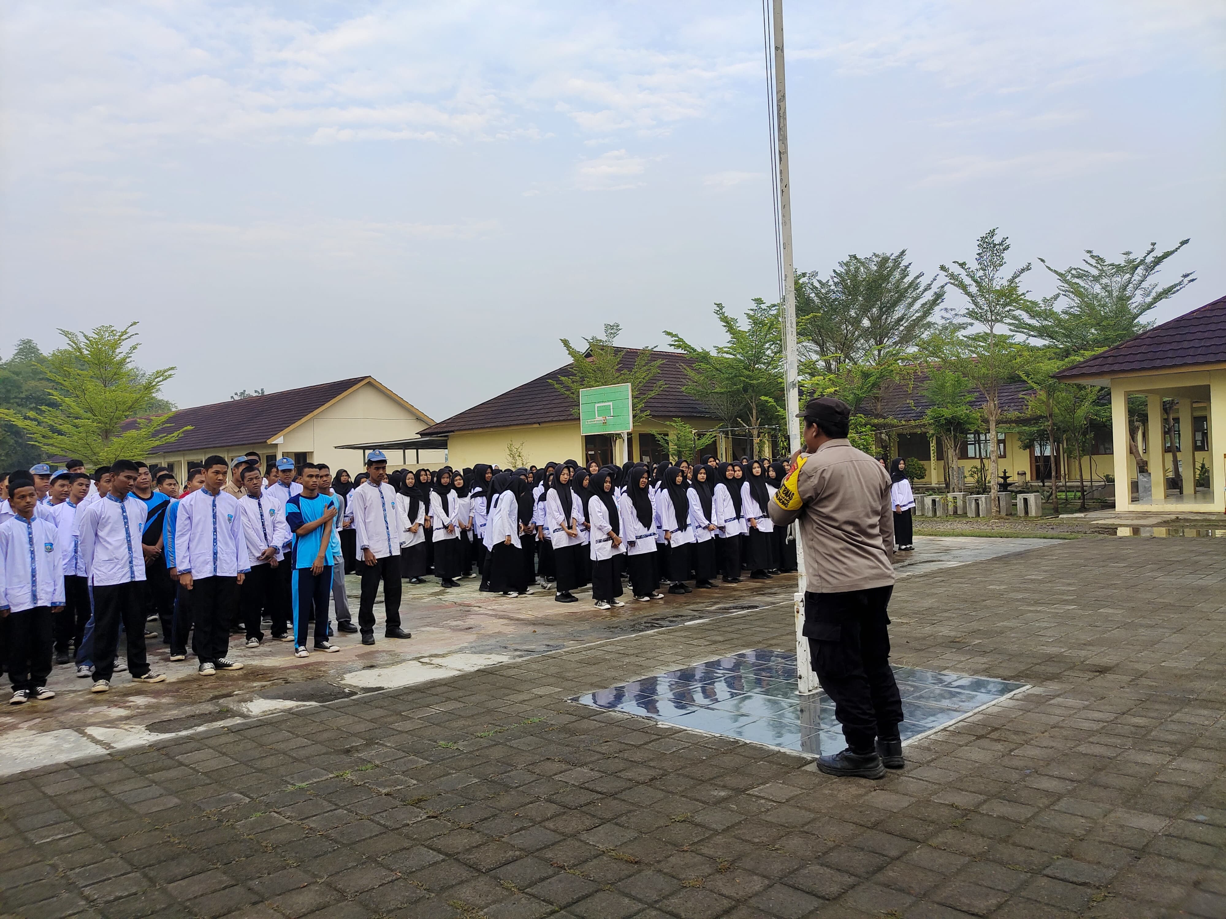 Polsek Leuwimunding Sosialisasikan Tertib Lalu Lintas dan Cegah Kenakalan Remaja di SMKN 1