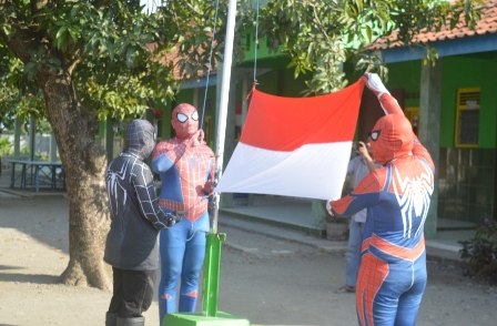 Spiderman Cibeureum Kibarkan Bendera Merah Putih