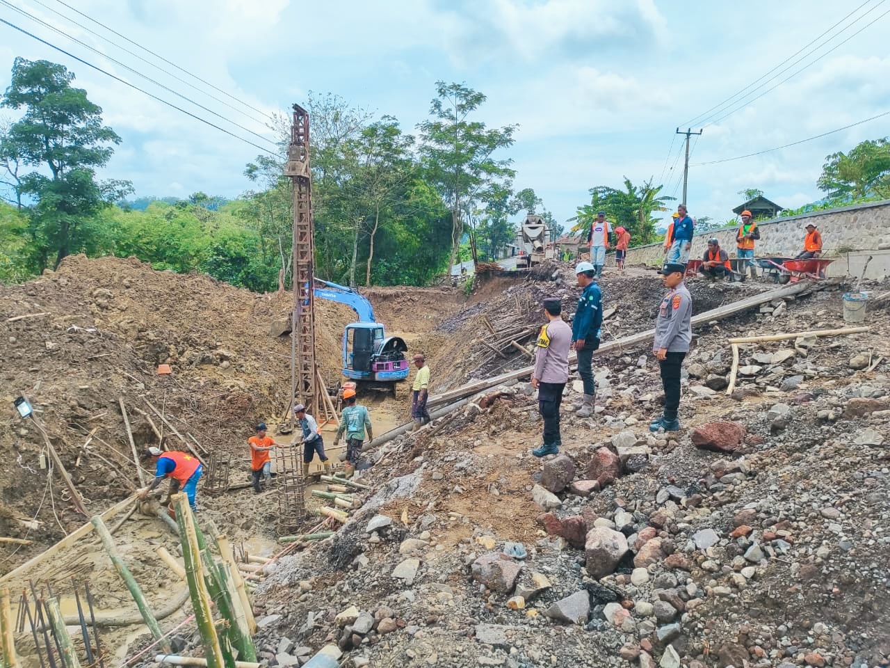 Dampak Longsor, Akses Jalur Bantarujeg-Talaga di Alihkan