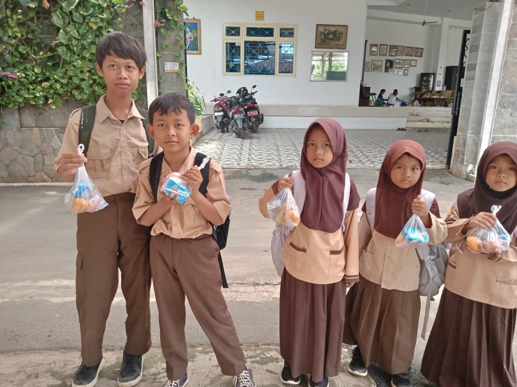 SDN Kawunghilir Terima Paket MBG Berisi Jeruk, Susu Kotak dan Roti