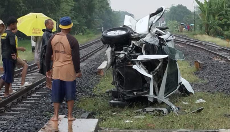 Mobil Chevrolet Tertabrak KA Bangunkarta di Indramayu, Dua Orang Luka dan Jalur Sempat Terganggu