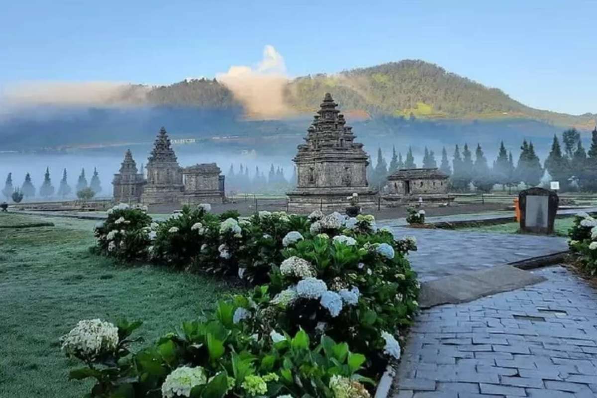 Berwisata Melihat Keindahan Relief Kisah Mahabharata di Candi Arjuna Dieng, Banjarnegara