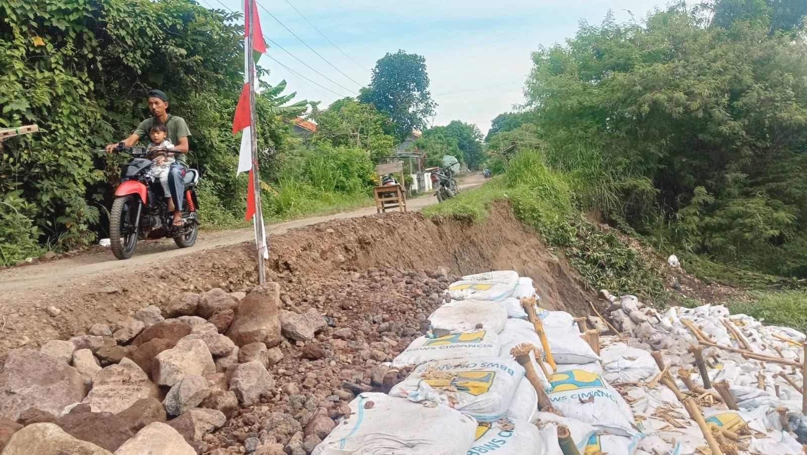 JALAN RUSAK MAJALENGKA, Lebar Jalan Desa Ligung Lor Tinggal 1 Meter, Mengerikan!