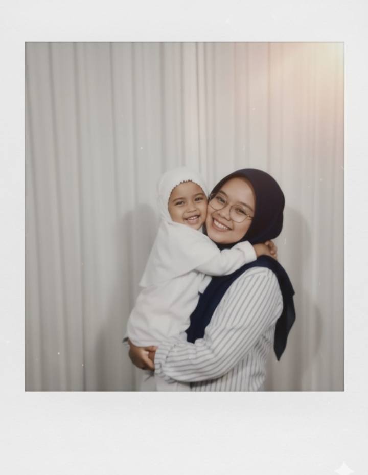 Bikin Nostalgia! Begini Cara Edit Foto Polaroid Masa Kecil vs Sekarang, Pakai Prompt Ini Hasilnya Estetik