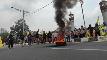 Demo BBM Sempat Memanas, Seorang Mahasiswa Jatuh Pingsan 